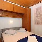 Lejlighed Family-friendly With Swimming Pool Mundanije, Rab - 5072